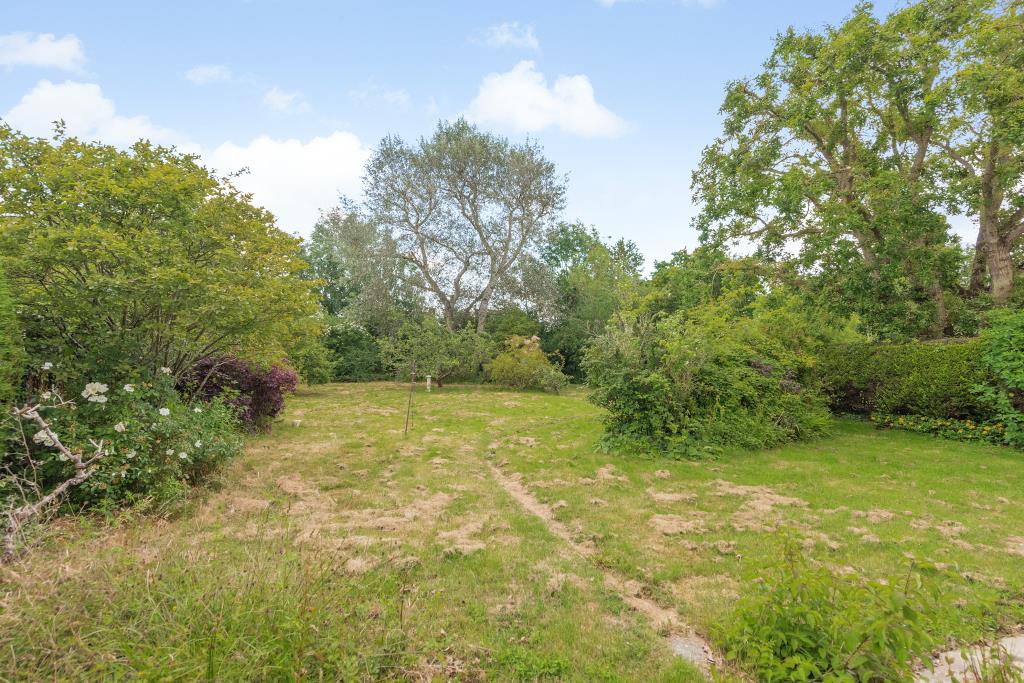 Lot: 123 - BUNGALOW FOR REPAIR IN DESIRABLE LOCATION WITH POTENTIAL FOR REDEVELOPMENT - Garden to rear